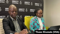 Iziphathamandla zenhlanganiso yeAmnesty international Umnu Tigere Chagutah loNkosikazi Vongai Chikwanda bekhuluma labezindaba eJohannesburg
