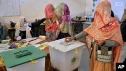 شماری از زنان در حال رای دهی در انتخابات پارلمانی پاکستان، پنجشنبه هشتم فبروری ۲۰۲۴ 