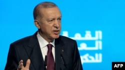 Le président turc Recep Tayyip Erdogan s'exprime lors de la deuxième journée du Sommet mondial des gouvernements à Dubaï, le 13 février 2024. (Photo par Ryan LIM / AFP)