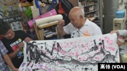 曾健成計劃出售自己的畫作，為《民間電台》籌募資金。（記者高鋒攝）