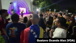 Fanáticos de la selección venezolana se reúnen en la plaza de La República en Maracaibo, Venezuela, para ver el partido entre la Vinotinto y Jamaica, el domingo 30 de junio de 2024.