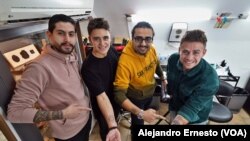 Tatuadores y tatuados posan juntos. Joaquín (segundo de Izq a Der) y Ryan (último a la Der) son de los pocos clientes que han llegado por estos días al estudio Razzouk Tattoo.