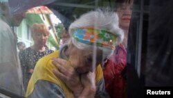 Напередодні США оголосили про новий пакет американської допомоги Україні у розмірі понад мільярд доларів, який включає військову та гуманітарну підтримку. Архівне фото: місцеві мешканці в черзі за гуманітарною допомогою