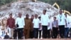 FILE - Presiden Joko Widodo menuju lokasi peletakan batu pertama Proyek Strategis Nasional (PSN) Kawasan Industri Pupuk Fakfak, Kamis, 23 November 2023. (Twitter/@jokowi)