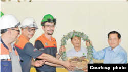 အီတာလျံ Danieli သံမဏိကုမ္ပဏီတာဝန်ရှိသူတွေက စစ်ကောင်စီအကြီးအကဲ ဗိုလ်ချုပ်မှူးကြီးမင်းအောင်လှိုင်ကို ဇွန်လ ၁ ရက်၊ ၂၀၂၃ က သစ်သီးခြင်းပေးနေပုံ။ (ဓာတ်ပုံ-မြဝတီ)