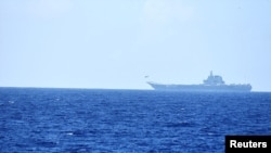 Sebuah helikopter lepas landas dari kapal induk milik China, Shandong, di perairan Samudra Pasifik di selatan prefektur Okinawa, Jepang, pada 15 April 2023. (Foto: Joint Staff Office of the Defense Ministry of Japan/Handout via Reuters)