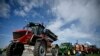 Sejumlah petani mengendarai traktornya untuk memblokir jalan masuk truk di jembatan Danube di perbatasan Rumania dan Bulgaria, di Rousse, dalam aksi protes pada 29 Maret 2022. (Foto: AFP/Nikolay Doychinov)