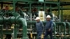 Técnicos de campos petroleros caminan en un campo petrolero de la compañía petrolera estatal ecuatoriana Petroamazonas, en Yasuní, Ecuador, el 20 de octubre de 2017.