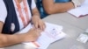 El 26% de mujeres que hizo parte del estudio considera que al tener una pareja estable no se requiere uso de preservativos para evitar ITS. FOTO: Juan Hernández, VOA.
