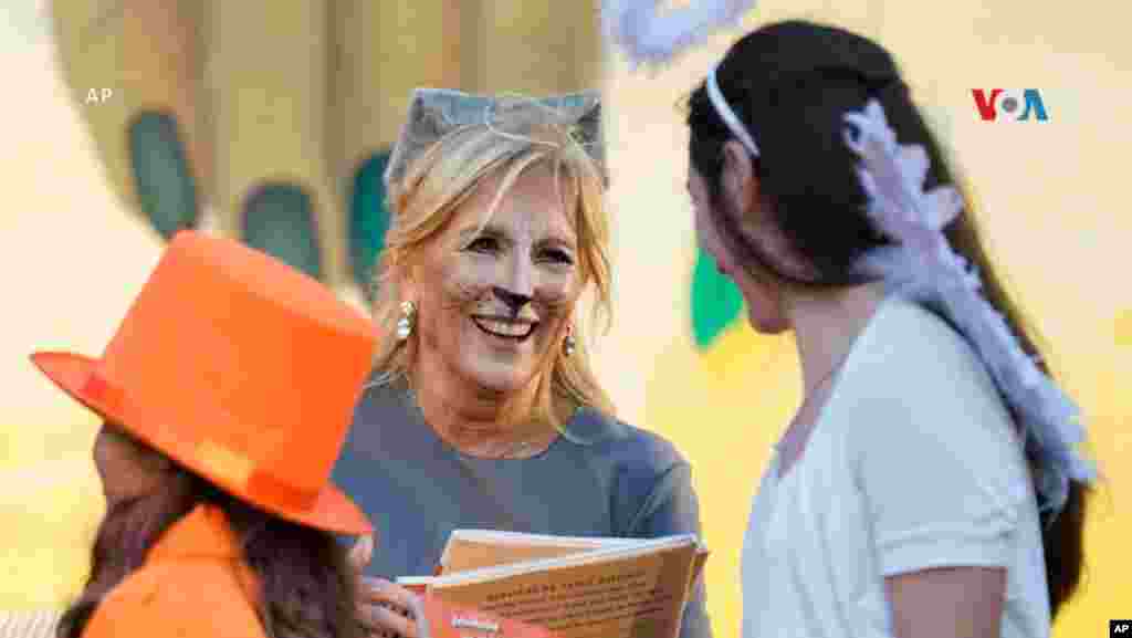 La primera dama Jill Biden comparte con los invitados para la celebración de Halloween en la Casa Blanca. 