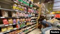 ARCHIVO - La gente compra en un supermercado mientras el aumento de la inflación afecta los precios al consumidor en Los Ángeles, California, EEUU, 13 de junio de 2022. REUTERS/Lucy Nicholson