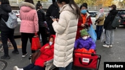北京一家兒童醫院外排隊等候看診的兒童和家長。（2023年11月27日）