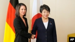 日本外相上川洋子（右）與德國外長貝爾博克在東京舉行會談。（2023年11月8日）