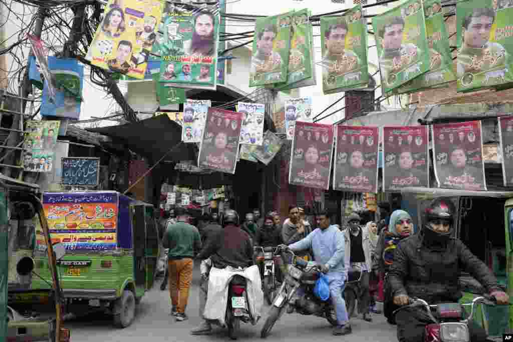 لاہور میں سیاسی گہما گہمی عروج پر ہے جہاں مسلم لیگ ن اور تحریکِ انصاف کے حامی آزاد امیدواروں کے درمیان کانٹے کا مقابلہ متوقع ہے۔ 