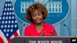 Президент США Джо Байден закликає якнайшвидше покласти законопроєкт з допомоги Україні на його стіл для підпису. Фото: AP, речниця Білого дому Карін Жан-П'єр