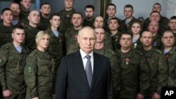 Presiden Vladimir Putin menyampaikan pesan Tahun Baru setelah kunjungan pejabat militer di Rusia, 31 Desember 2022. (Foto: Kremlin via AP)