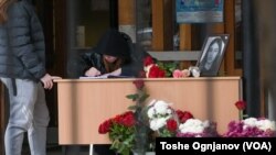 Ученици, наставници, граѓани се потпишуваат во Книгата на жалоста за ученичката Вања