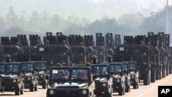 Kendaraan-kendaraan militer terlihat saat parade di Naypyitaw, Myanmar, 27 Maret 2023 (foto: dok). Tiga produsen senjata milik negara – PT Pindad, PT PAL dan PT Dirgantara Indonesia – dituduh telah menjual pasokan ke militer Myanmar. 