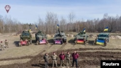 На озброєнні 82-ї бригади, за повідомленнями ЗМІ, є британські танки Challenger 2, американські машини Stryker, німецькі Marder. Архівне фото від березня 2023 року: техніка союзників в Україні. Міністерство оборони України