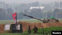 Soldados israelíes se encuentran en una posición de artillería, en medio del conflicto en curso entre Israel y el grupo islamista palestino Hamas, cerca de la frontera entre Israel y Gaza, el 19 de febrero de 2024.