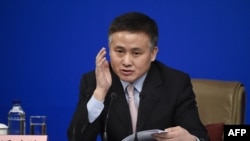 資料照片：中國人民銀行副行長潘功勝在第12屆全國人大的記者會上回答提問。 （2017年3月10日）