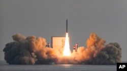 南韓固體燃料太空火箭的第三次試射於2023年12月4日在南韓濟州島附近海域的一艘駁船上發射。（南韓國防部提供照片、美聯社發布）