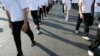 Kelompok masyarakat sipil berpawai dalam perayaan Deklarasi HAM di Phnom Penh, 10 Desember 2008. Pemerintah Swedia akan menghentikan kerja sama pembangunan Kamboja akhir 2024 karena negara itu dinilai mengalami kemunduran dalam HAM. (Foto: Chor Sokunthea/Reuters)