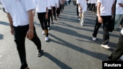 Kelompok masyarakat sipil berpawai dalam perayaan Deklarasi HAM di Phnom Penh, 10 Desember 2008. Pemerintah Swedia akan menghentikan kerja sama pembangunan Kamboja akhir 2024 karena negara itu dinilai mengalami kemunduran dalam HAM. (Foto: Chor Sokunthea/Reuters)