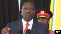 Rais wa Kenya William Ruto akiongea na makatibu wake wapya wa baraza la mawaziri Ikulu ya Nairobi Oktoba 27, 2022. Picha na Simon MAINA / AFP.