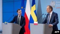 Perdana Menteri Polandia Donald Tusk (kanan) dan Perdana Menteri Swedia Ulf Kristersson dalam konferensi pers di kantor Perdana Menteri Polandia di Warsawa, Polandia, 19 Februari 2024. (Wojtek Radwanski / AFP)