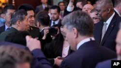 Američki ministar odbrane Lloyd Austin, desno, rukuje se s kineskim ministrom odbrane Li Shangfuom, lijevo, tokom otvaranja 20. Međunarodnog instituta za strateške studije Shangri-La dijalog, u Singapuru, 2. juna 2023.
