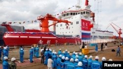FILE - Upacara peluncuran kapal pemecah es kutub pertama buatan dalam negeri China Xuelong 2 (atau Snow Dragon 2), di galangan kapal di Shanghai, China, 10 September 2018.
