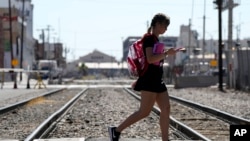 Seorang pejalan kali berjalan di tengah suhu panas ekstrem yang mencapai 43.8 derajat Celsius di Phoenix, Arizona, 5 Juli 2023. (Foto: Ross D. Franklin/AP Photo)