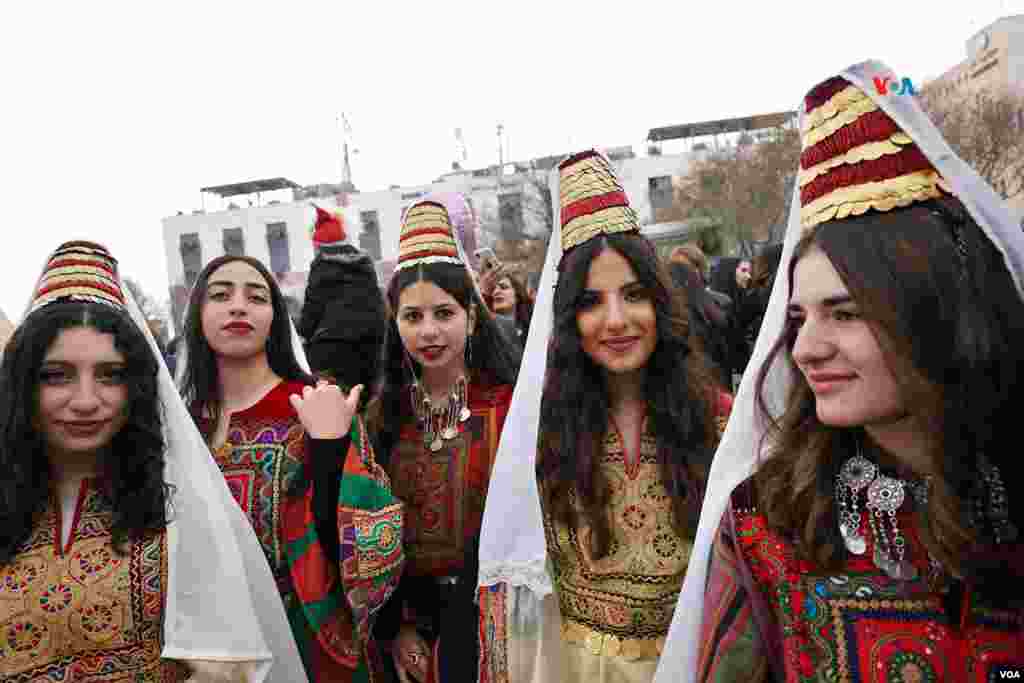 Un grupo de jóvenes palestinas vestidas con trajes típicos posan, el 24 de diciembre de 2022 en la ciudad de Belén, durante la celebración del tradicional desfile de Navidad, que este año se ha suspendido en señal de respeto a los más de 20.000 palestinos muertos en Gaza por los bombardeos de Israel. 