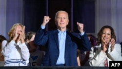 Joe Biden accompagné de Jill Biden et de la vice-présidente Kamala Harris, célèbrent l'indépendance des États-Unis, le 4 juillet 2024.