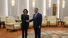 美国商务部长吉娜·雷蒙多（Gina Raimondo）与中国国务院总理李强在北京人大会堂举行会晤。（美联社2023年8月29日）