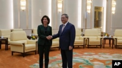 美國商務部長吉娜·雷蒙多（Gina Raimondo）與中國國務院總理李強在北京人大會堂舉行會晤。 （美聯社2023年8月29日）