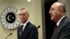 Menteri Luar Negeri Turki Mevlut Cavusoglu (kanan) dan Sekretaris Jenderal NATO Jens Stoltenberg (kiri) dalam konferensi pers bersama setelah pembicaraan di Kementerian Luar Negeri di Ankara, 16 Februari 2023. (Foto: Adem ALTAN / AFP)
