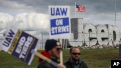Anggota serikat pekerja otomotif (UAW) menggelar aksi unjuk rasa di pabrik perkaitan Jeep di Toledo, Ohio, pada 9 Oktober 2023. (Foto: Jonathan Aguilar/The Blade via AP)