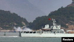 資料照：在靠近台灣金門島的福建省福州附近海域一艘中國海軍戰艦在舉行軍演時開火。（2023年4月8日）
