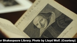 Primer folio de Shakespeare. Londres, 1623. Biblioteca Folger Shakespeare. Foto de Lloyd Wolf. Permiso otorgado a la VOA a través de Laiyla Santillán, el 2 de julio de 2024.