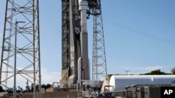 Kapsul Starliner Boeing di atas roket Atlas V siap untuk misi mendatang di Space Launch Complex 41 di Stasiun Angkatan Luar Angkasa Cape Canaveral, 5 Mei 2024, di Cape Canaveral, Florida. (Foto: AP)