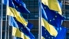 Bendera Eropa dan Ukraina berkibar di luar Parlemen Eropa, Selasa, 8 Maret 2022 di Strasbourg, Prancis timur. (AP/Pascal Bastien)