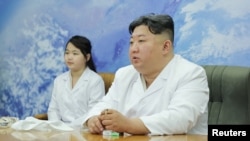  김정은(오른쪽) 북한 국무위원장과 딸 김주애 (자료사진=조선중앙통신)