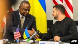 В засіданні Міжнародної контактної групи з оборони України, яку очолює голова Пентагону США Ллойд Остін, вперше особисто бере участь президент України Володимир Зеленський.