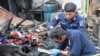  Polisi saat melakukan olah tempat kejadian perkara kasus kebakaran rumah jurnalis di Kabanjahe, Kabupaten Karo, Provinsi Sumatra Utara, 27 Juni 2024. (Foto: Polres Tanah Karo)