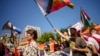 Orang-orang meneriakkan slogan-slogan selama Pawai "Pride" LGBTQ+ tahunan di Istanbul, Turki, Minggu 30 Juni 2024.