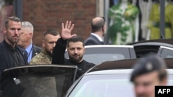 Presiden Ukraina Volodymyr Zelenskyy melambaikan tangan ke arah media sesaat setelah ia menyelesaikan kunjungannya di Jerman pada 14 Mei 2023. (Foto: AFP/Ina Fassbender)