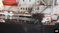 Tanker Genco Picardy milik AS yang diserang pada 17 Januari 2024, dengan drone yang diluncurkan oleh Houthi di Teluk Aden. (Foto: melalui AP)