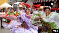 Los bailarines de la fiesta de San Juan y San Pedro coordinan a una gran velocidad los pasos de esta danza que siguen al compás de las canciones 'Contrabandista' y 'Sanjuanero huilense'. [Foto: Federico Buelvas, VOA]
